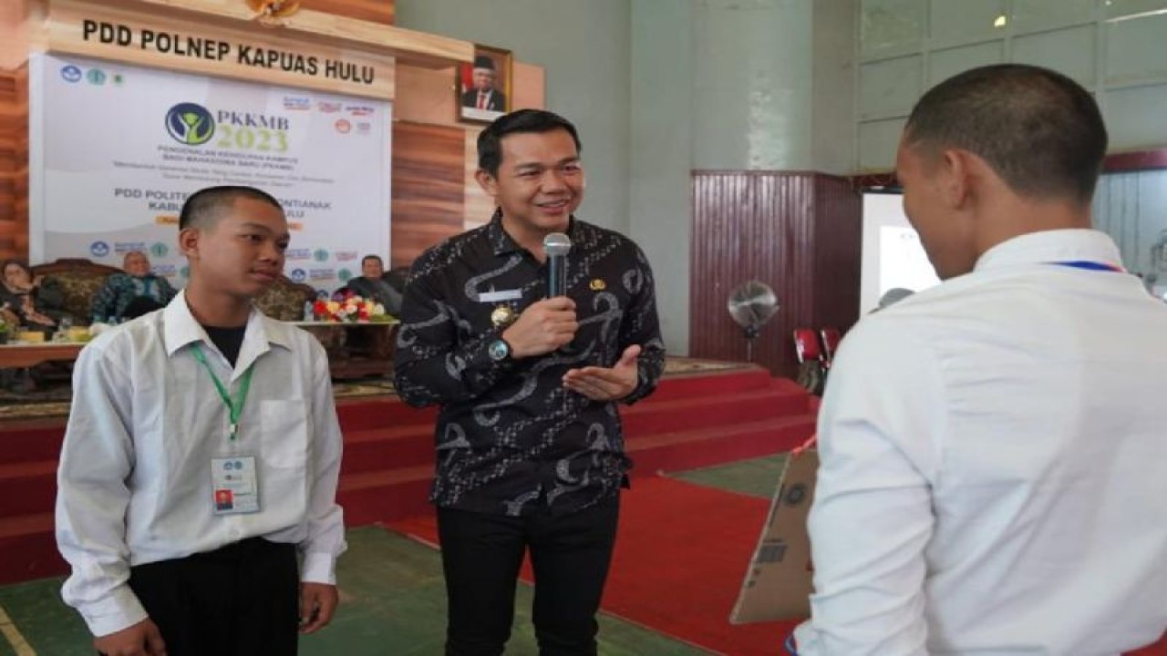 Bupati Kapuas Hulu Fransiskus Diaan membuka pengenalan lingkungan kampus PDD Polnep Kapuas Hulu mahasiswa baru, di Putussibau Kapuas Hulu, Kalimantan Barat. ANTARA/HO-Prokopim Setda Kapuas Hulu. (ANTARA/Teofilusianto Timotius)