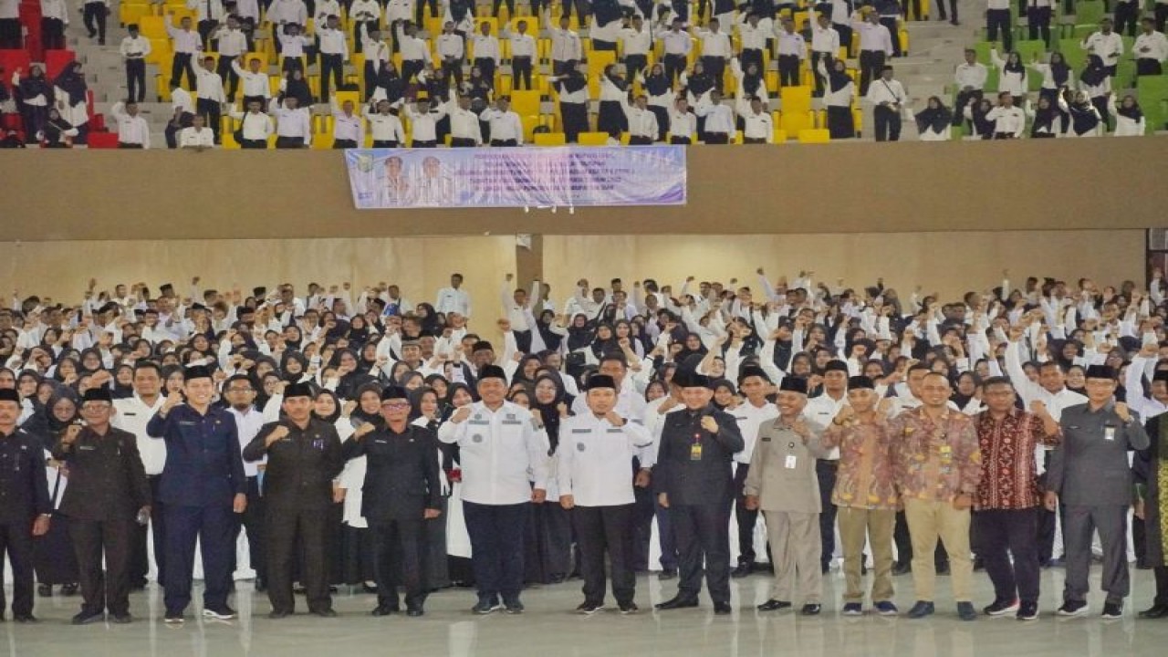 Bupati Siak, Alfedri dan jajaran usai mengambil sumpah 1.025 P3K Formasi Guru tahun 2022 di Gedung Daerah Sultan Syarif Kasim II. (ANTARA/HO-Pemkab Siak)