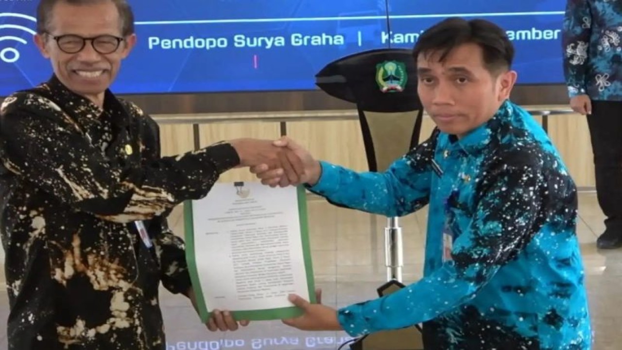 Bupati Magetan Suprawoto melantik pengurus dan anggota Komite Komunikasi Digital (KKD) Kabupaten Magetan periode Tahun 2023-2025 di Pendapa Surya Graha Magetan, Kamis (7/9/2023). ANTARA/HO-Diskominfo Kabupaten Magetan