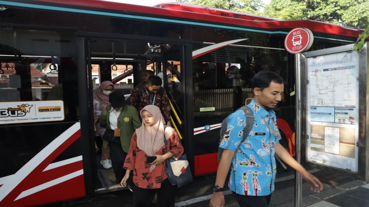 Sejumlah ASN menggunakan transportasi publik Suroboyo Bus dari rumah menuju kantor Pemkot Surabaya, Jumat (1/9/2023). (ANTARA/HO-Diskominfo Surabaya)