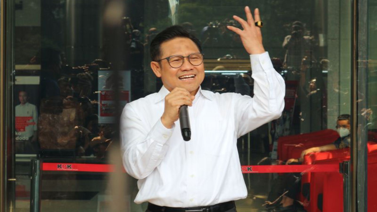 Muhaimin Iskandar berikan keterangan kepada wartawan usai diperiksa penyidik KPK sebagai saksi kasus dugaan korupsi, Kamis (7/9/2023). ANTARA/Fianda Sjofjan Rassat