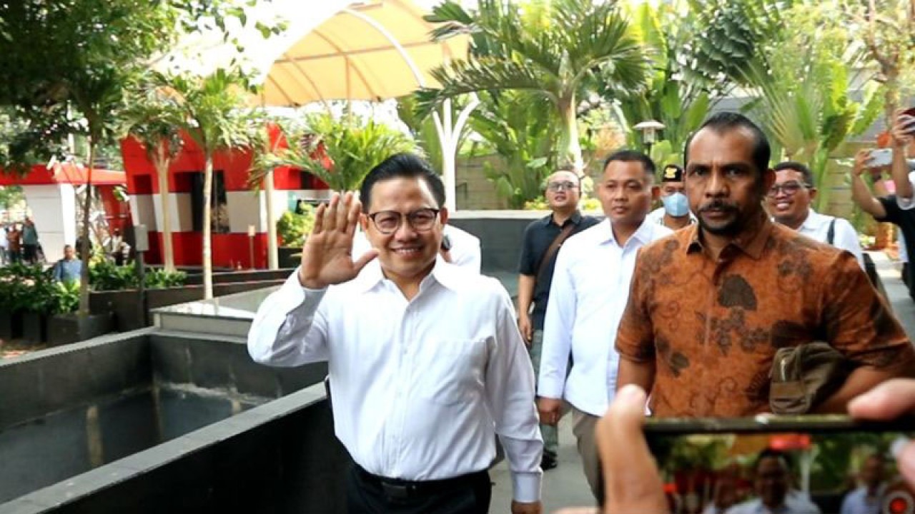 Menteri Tenaga Kerja periode 2009-2014 Muhaimin Iskandar memenuhi panggilan penyidik Komisi Pemberantasan Korupsi (KPK) terkait penyidikan dugaan korupsi pengadaan sistem proteksi tenaga kerja Indonesia di lingkungan Kementerian Tenaga Kerja pada tahun 2012, Kamis (7/92023). ANTARA/Fianda Sjofjan Rassat