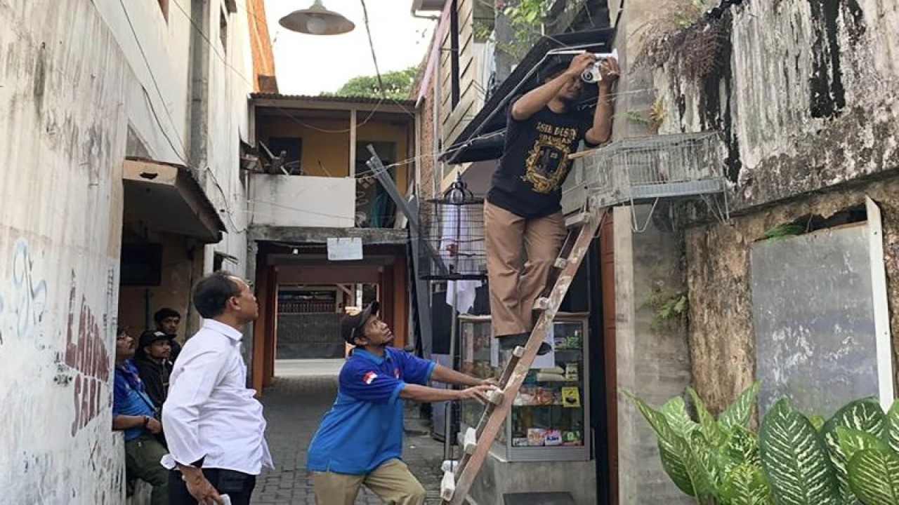 Personel Polres Malang bersama warga memasang kamera pengawas (closed circuit television/CCTV) di Desa Landungsari, Kecamatan Dau, Kabupaten Malang, Jawa Timur, sebagai langkah deteksi dini peredaran narkoba di wilayah tersebut. (ANTARA/HO-Humas Polres Malang)