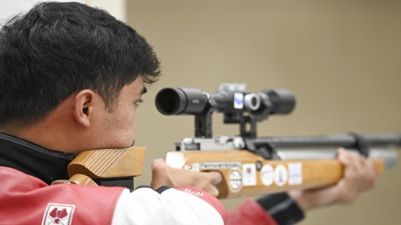 Petembak Muhammad Sejahtera Dwi Putra (Tera) membidik sasaran pada final 10 meter running target mixed run Asian Games 2022 di Fuyang Yinhu Sports Centre, Hangzhou, China, Selasa (26/9/2023). Tera kembali meraih medali emas usai mencetak total poin terbanyak 378. ANTARA FOTO/M Risyal Hidayat/foc.