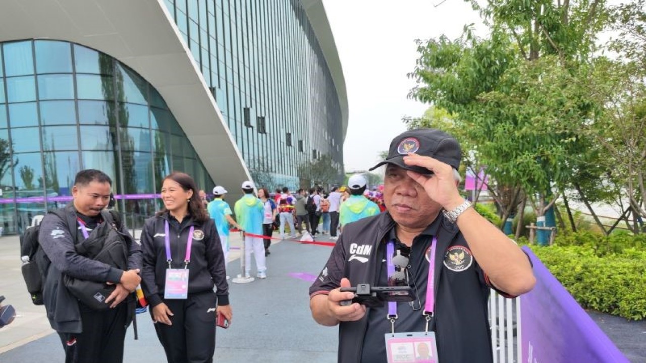 Chef de Mission Kontingen Indonesia di Asian Games Basuki Hadimuljono meninjau tim dayung saat berlaga di nomor final Asian Games Hangzhou di Fuyang Water Sports Centre. (25/9/2023) (ANTARA/Aditya E. S. Wicaksono)