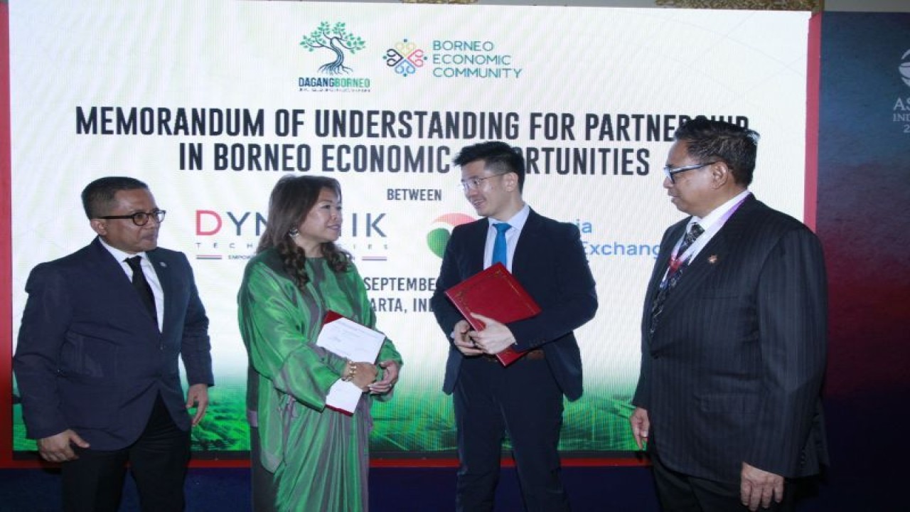 CEO ICX, Megain Widjaja (dua kanan) disela menjalin kerja sama Indonesia Climate Exchange (ICX) dan Dynamik Technologies Brunei Darussalam pembentukan pasar karbon regional untuk Borneo Economic Community. ANTARA/HO-ICX.