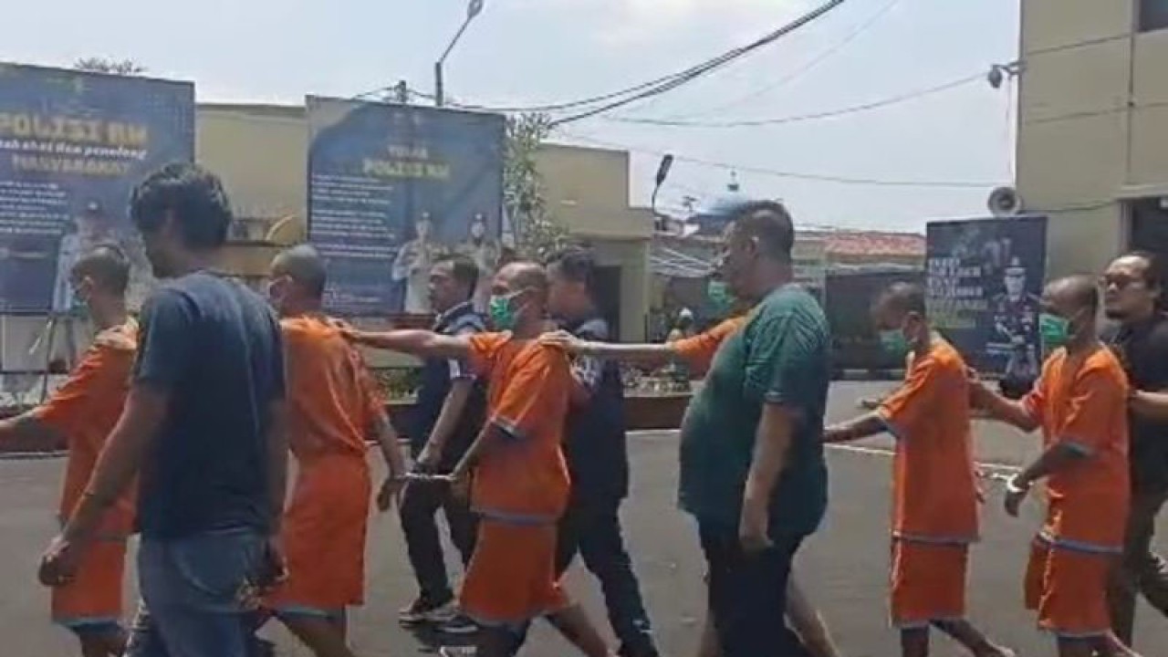 Polres Cianjur, Jawa Barat, meringkus enam orang pelaku pencurian hewan ternak yang kerap beraksi di sejumlah wilayah di Cianjur, Selasa (12/9/2023). (ANTARA/Ahmad Fikri)