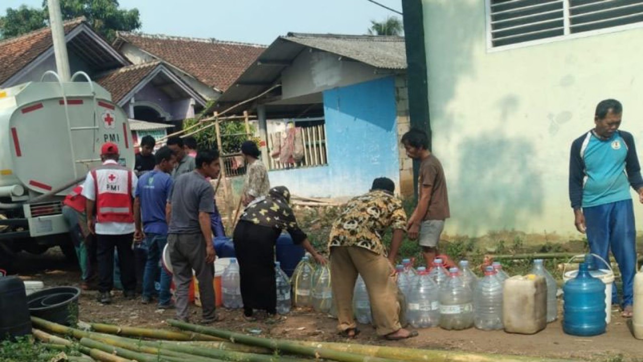 Warga di Kecamatan Sukaluyu, Kabupaten Cianjur, Jawa Barat, mengantri ai bersih dari truk tangki Palang Merah Indonesia (PMI) Cianjur yang mendistribusikan air sampai malam.(ANTARA/Ahmad Fikri). (Ahmad Fikri)