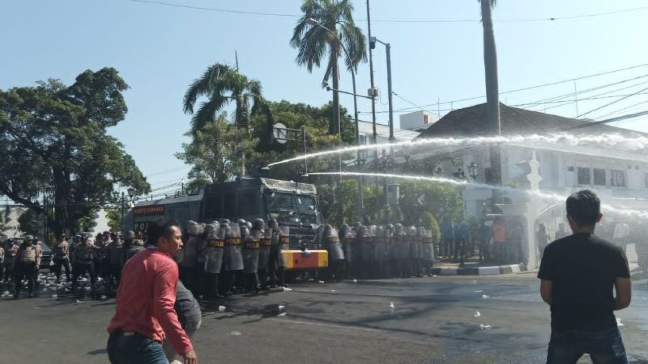 Personel kepolisian menggelar simulasi sistem pengamanan kota menghadapi situasi tahun Pemilu di Kota Cirebon, Jawa Barat, Selasa (12/9/2023). (ANTARA/F Rohman)