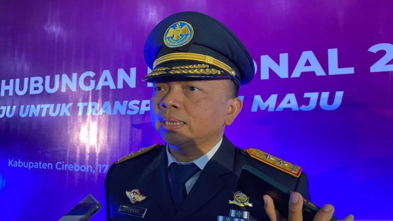 Kepala Dishub Jabar A Koswara Hanafi saat memberikan keterangan di Cirebon, Jawa Barat, Senin (18/9/2023). (ANTARA/Fathnur Rohman)