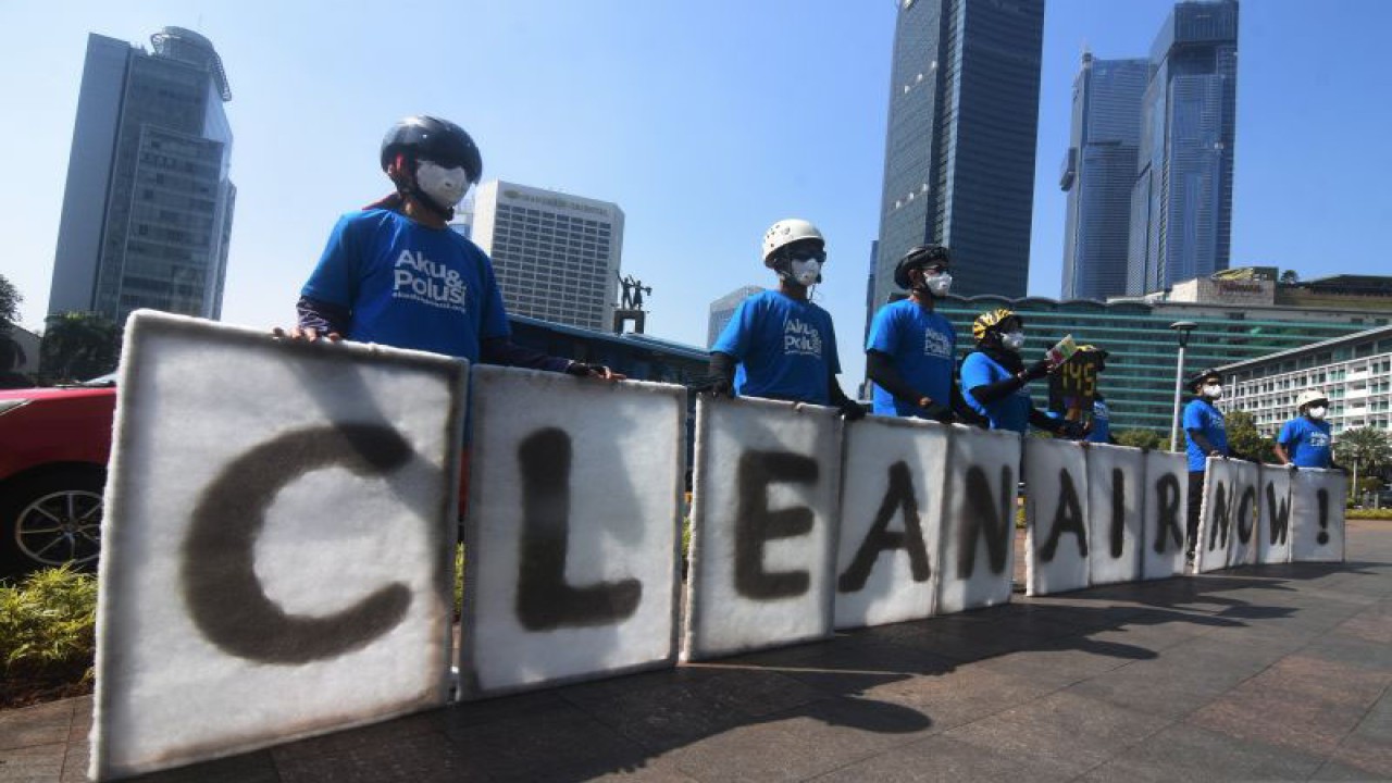 Ilustrasi: Sejumlah aktivis Greenpeace Indonesia membentangkan tulisan ÒClean Air NowÓ yang dikumpulkan dari debu polusi saat menggelar aksi di kawasan Bundaran HI, Jakarta, Jumat (22/9/2023). Aksi ini bertujuan untuk mengingatkan kepada masyarakat dan juga pemerintah bahwa kualitas udara di Jakarta masih tercemar, serta menuntut pemerintah untuk lebih serius menangani polusi udara. ANTARA FOTO/Indrianto Eko Suwarso/YU