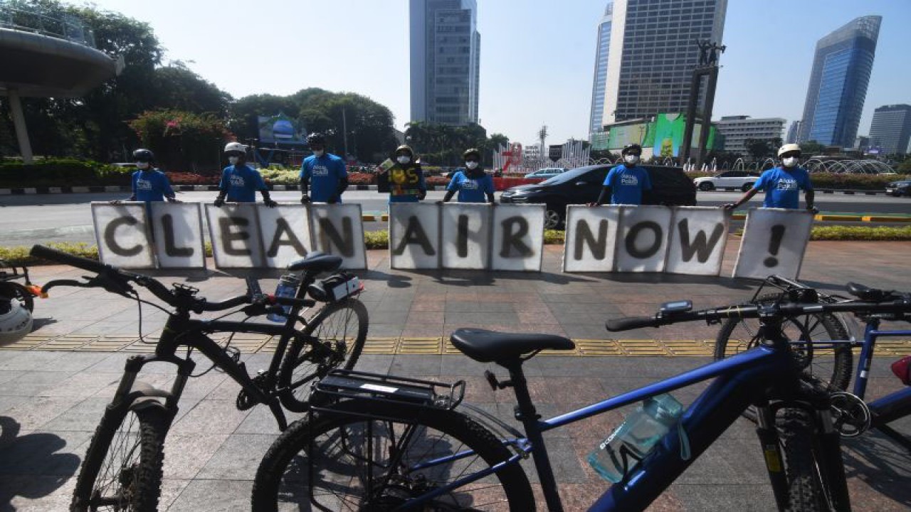 Sejumlah aktivis Greenpeace Indonesia membentangkan tulisan "Clean Air Now !" yang dikumpulkan dari debu polusi saat menggelar aksi di Bundaran HI, Jakarta, Jumat (22/9/2023). ANTARA FOTO/Indrianto Eko Suwarso/YU