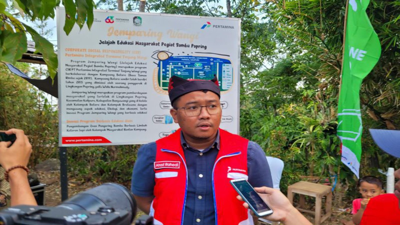 Area Manager Comm Rel & CSR Pertamina Patra Niaga Wilayah Jatimbalinus Ahad Rahedi memberikan keterangan usai berkunjung ke Rumah Bambu Papring Banyuwangi, Jawa Timur. Rabu (13/9/2023). ANTARA/Novi Husdinariyanto