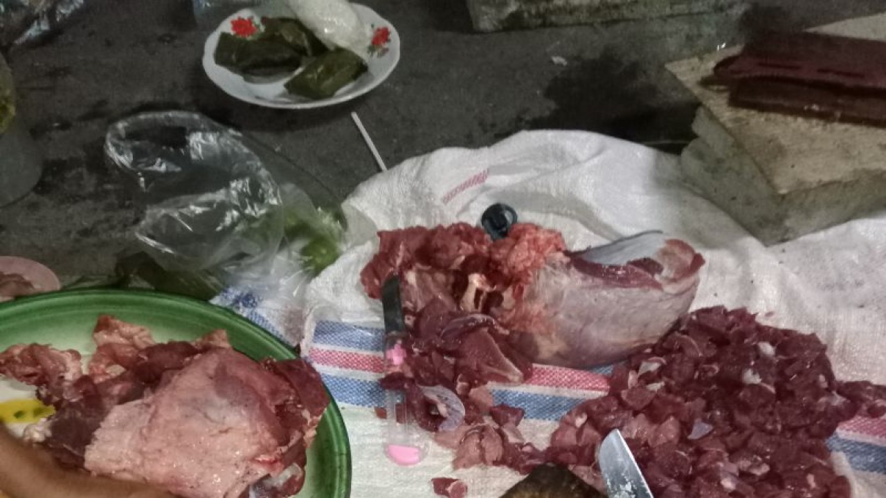 Ilustrasi: daging sapi segar jadi bahan utama sate untuk merayakan Maulid Nabi Muhammad SAW 1445 Hijriah oleh warga di Kota Mataram Provinsi Nusa Tenggara Barat. (ANTARA/Nirkomala)