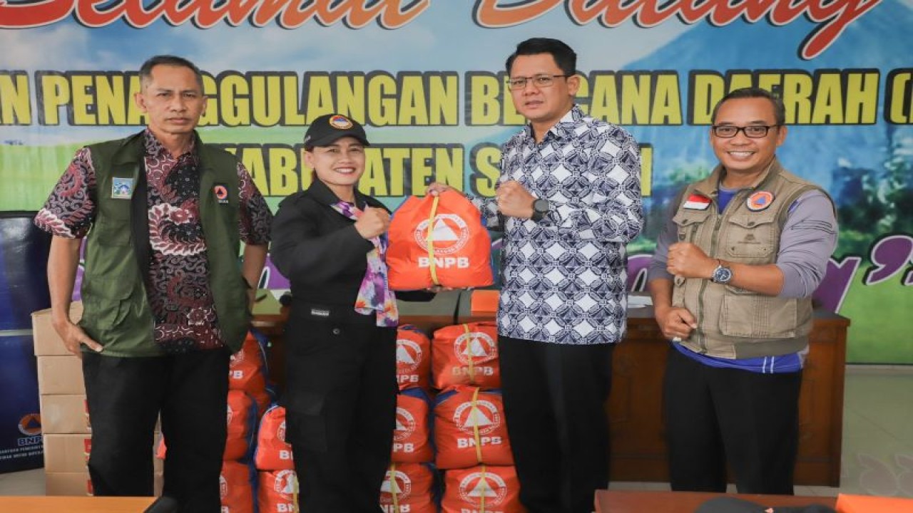Wakil Bupati Sleman Danang Maharsa menyerahkan bantuan peralatan dan logistik dari BNPB kepada relawan kebencanaan Gunungapi Merapi di Posko Utama BPBD Sleman, Jumat (22/9/2023). ANTARA/HO-Bagian Prokopim Setda Sleman