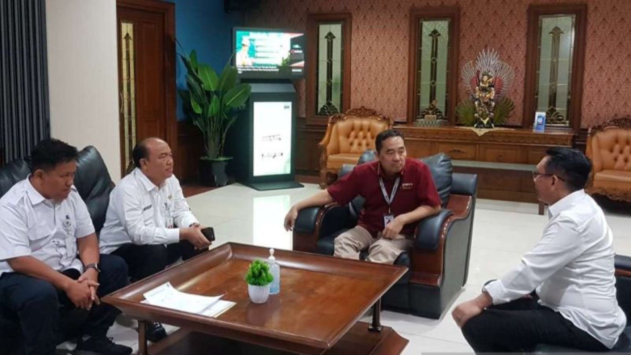 Penjabat Bupati Bekasi Dani Ramdan (kanan) saat mengunjungi Kantor Kemenpan RB di Jakarta, Rabu (20/9/2023). (ANTARA/HO-Pemkab Bekasi).