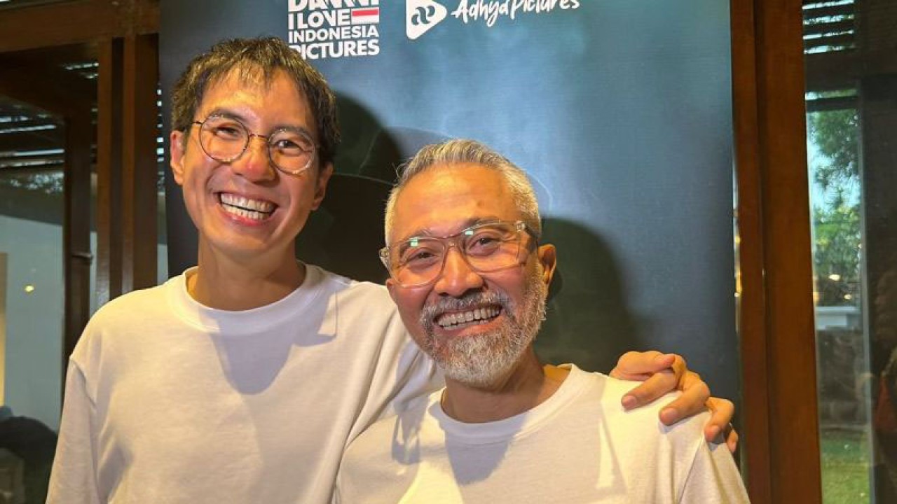 Daniel Mananta (kiri) dan Lukman Sardi (kanan) saat membicarakan proyek film biopik mendiang Glenn Fredly bertajuk "Glenn Fredly The Movie" di kawasan Kemang Jakarta Selatan, Rabu (20/9/2023). (ANTARA/Vinny Shoffa Salma)