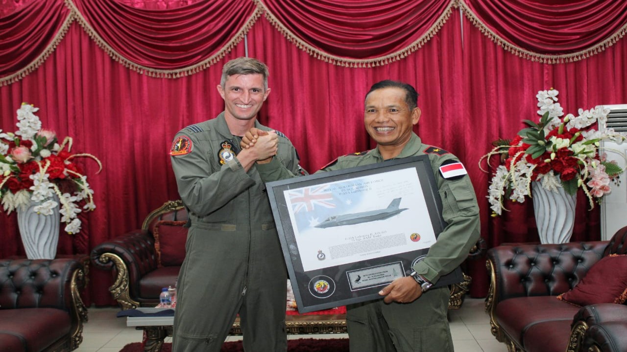 Danlanud Samratulangi dapat cenderamata Dari RAAF