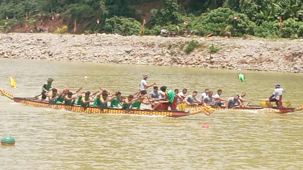Lomba "dragon boat" di Embung Objek Wisata Peridon Siap Maju Aek Nabirong Nagari Parit Koto Balingka Kabupaten Pasaman Barat dalam rangka HUT TNI ke-78 tahun 2023, Senin (25/9/2023). FOTO ANTARA/Altas Maulana.