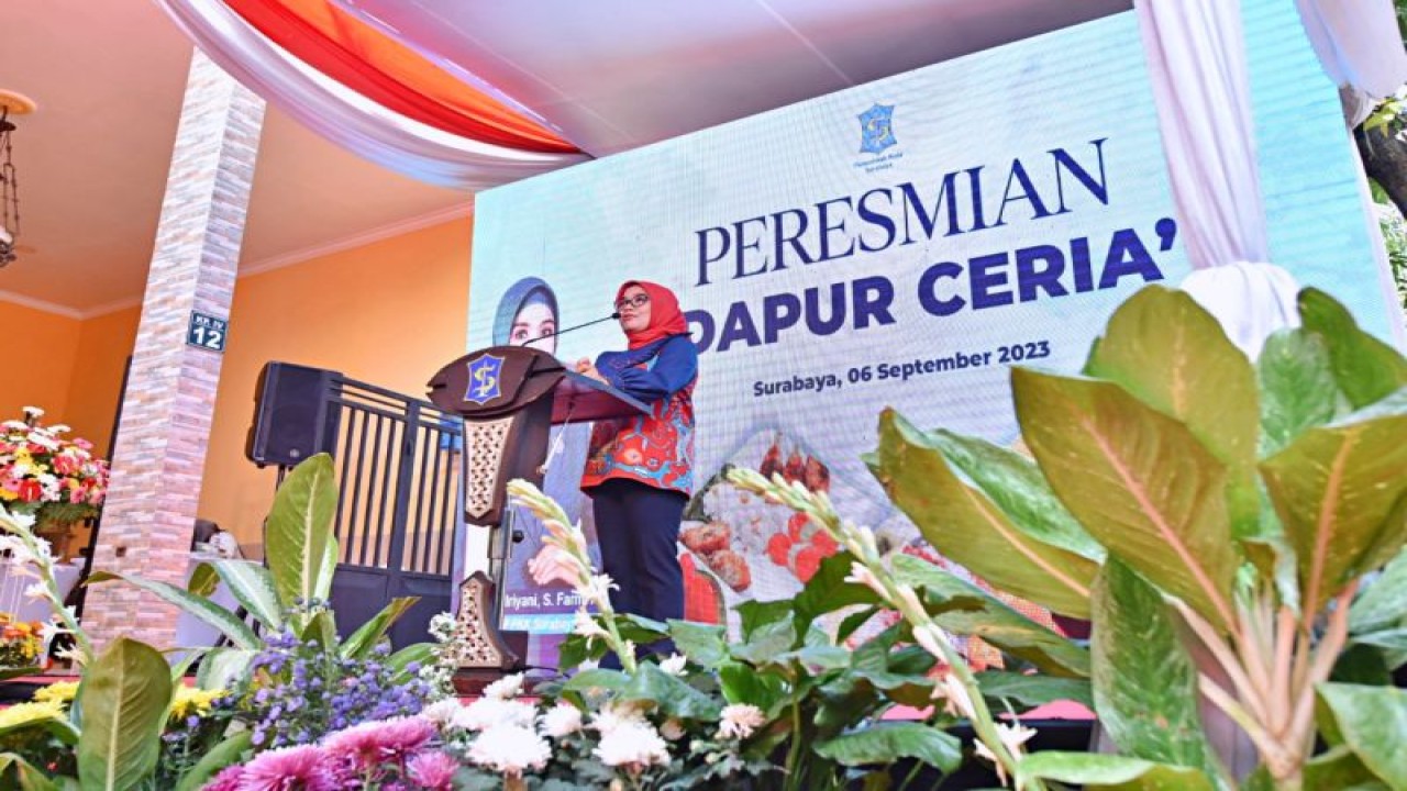 Ketua Tim Penggerak PKK Kota Surabaya Rini Indriyani meresmikan Dapur Ceria di Kupang Panjaan 4 RT 05/ RW 04, Kelurahan Dr. Soetomo, Kecamatan Tegalsari, Kota Surabaya, Provinsi Jawa Timur, Rabu (6/9/2023). (ANTARA/HO-Diskominfo Surabaya)