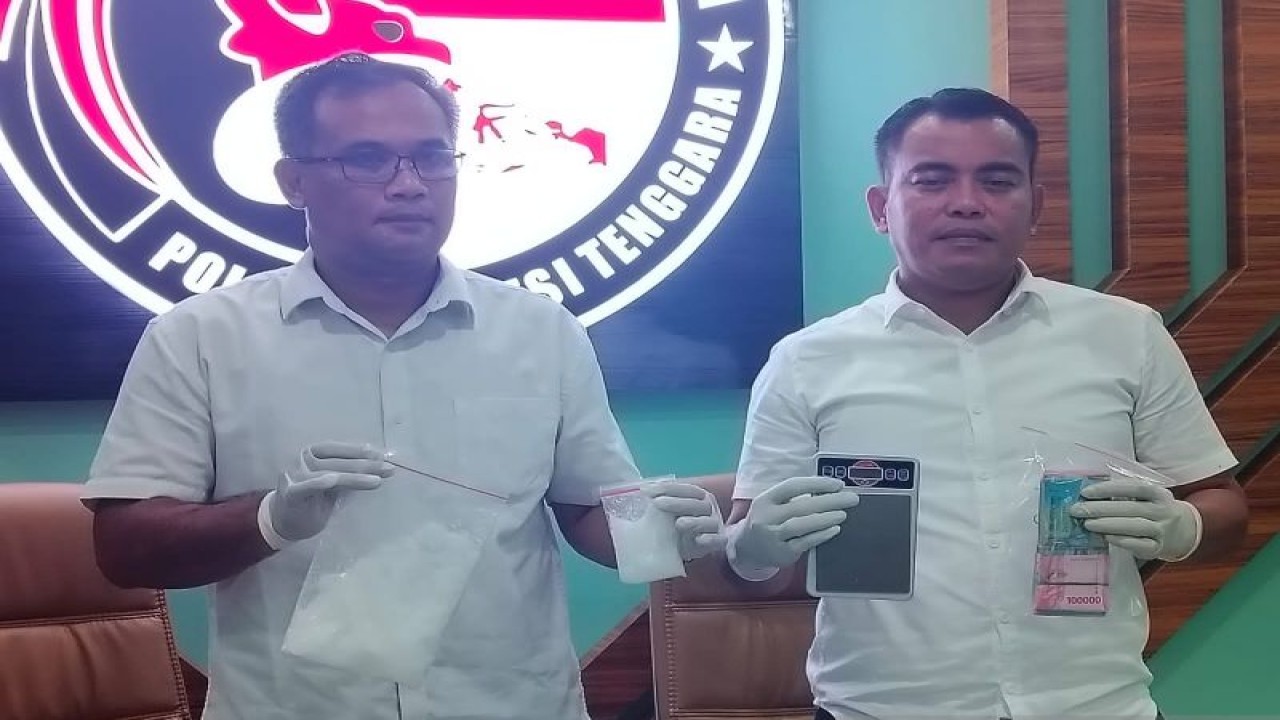 Wadir Resnarkoba Polda Sultra AKBP Debby Asri Nugroho (kiri) saat melakukan konferensi pers. (Antara/La Ode Muh Deden Saputra)
