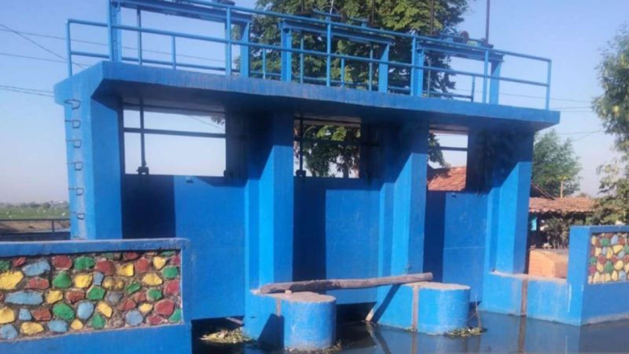 Debit air di Pintu Kertasari, Kecamatan Pebayuran, Kabupaten Bekasi, Jawa Barat meninggi setelah ditambah Perum Jasa Tirta II. (ANTARA/Pradita Kurniawan Syah).
