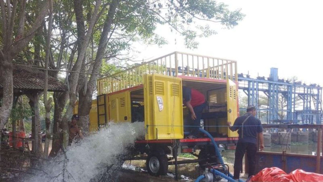 Penambahan debit air saluran sekunder Srengseng Hilir menuju lahan pertanian terdampak kekeringan di wilayah utara Kabupaten Bekasi, Jawa Barat, Selasa (26/9/2023).(ANTARA/Pradita Kurniawan Syah).