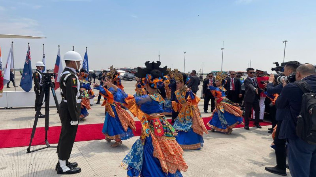 Tari Geol Manis yang berasal dari Jakarta menyambut kedatangan delegasi Konferensi Tingkat Tinggi (KTT) ASEAN ke-43 di Bandara Internasional Soekarno-Hatta. ANTARA/ HO-PPID DKI Jakarta