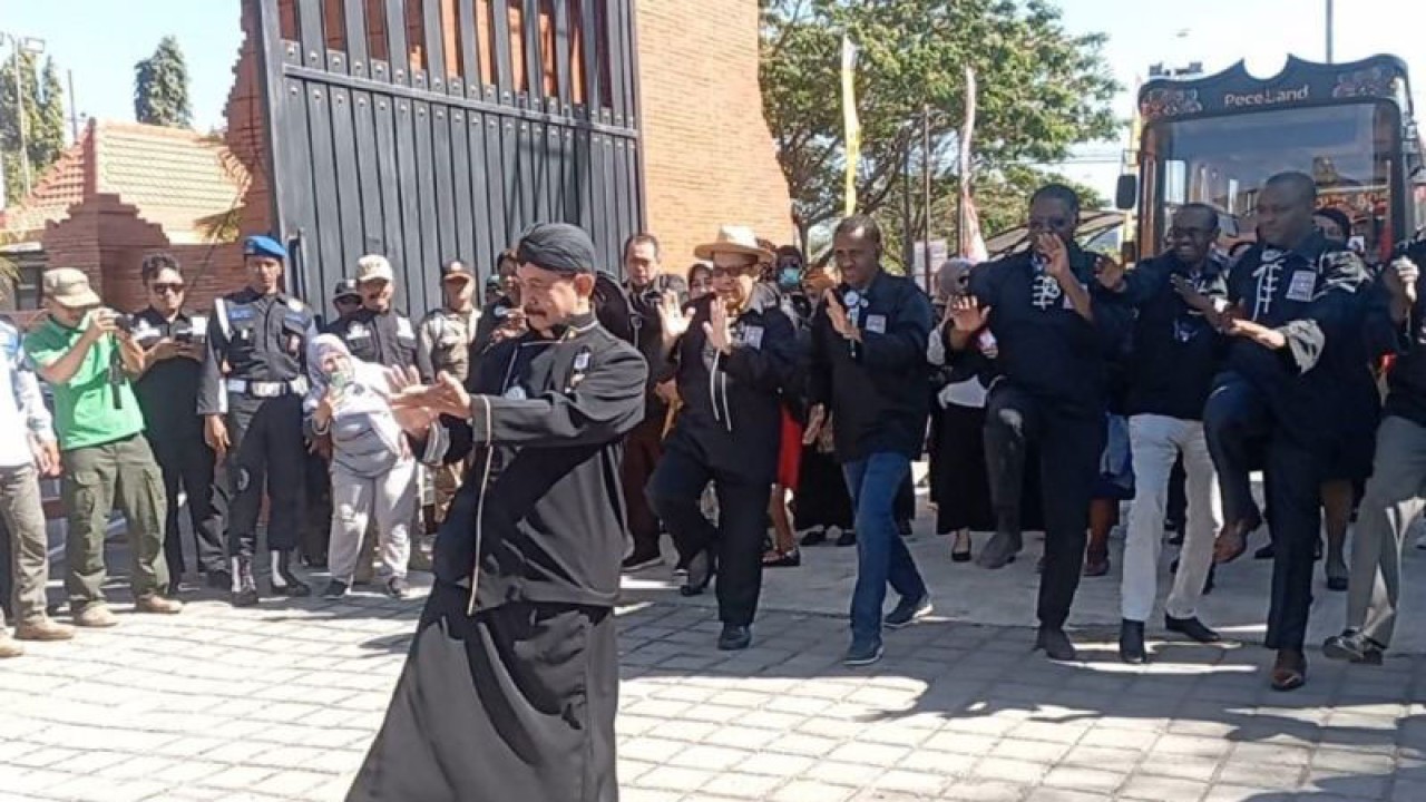 Belasan delegasi Kenya bersama pejabat BKKBN RI menirukan jurus pencak silat yang diperagakan oleh Ketua Umum PSHT Pusat Madiun R Moerdjoko di halaman Gedung Graha Krida Budaya Padepokan SH Terate, Kota Madiun, Jatim, Jumat (22/9/2023). Kegiatan tersebut merupakan bagian dari promosi Pemkot Madiun tentang seni dan budaya pencak silat kepada delegasi Kenya yang melakukan studi tiru di Kota Madiun selama sepekan. ANTARA/Louis Rika