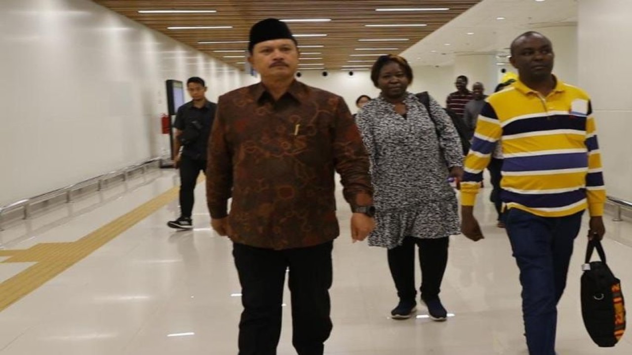 Wali Kota Madiun Maidi menyambut kedatangan delegasi Kenya dan Bangladesh di Bandara Juanda, Minggu (17/9/2023). ANTARA/HO-Diskominfo Kota Madiun