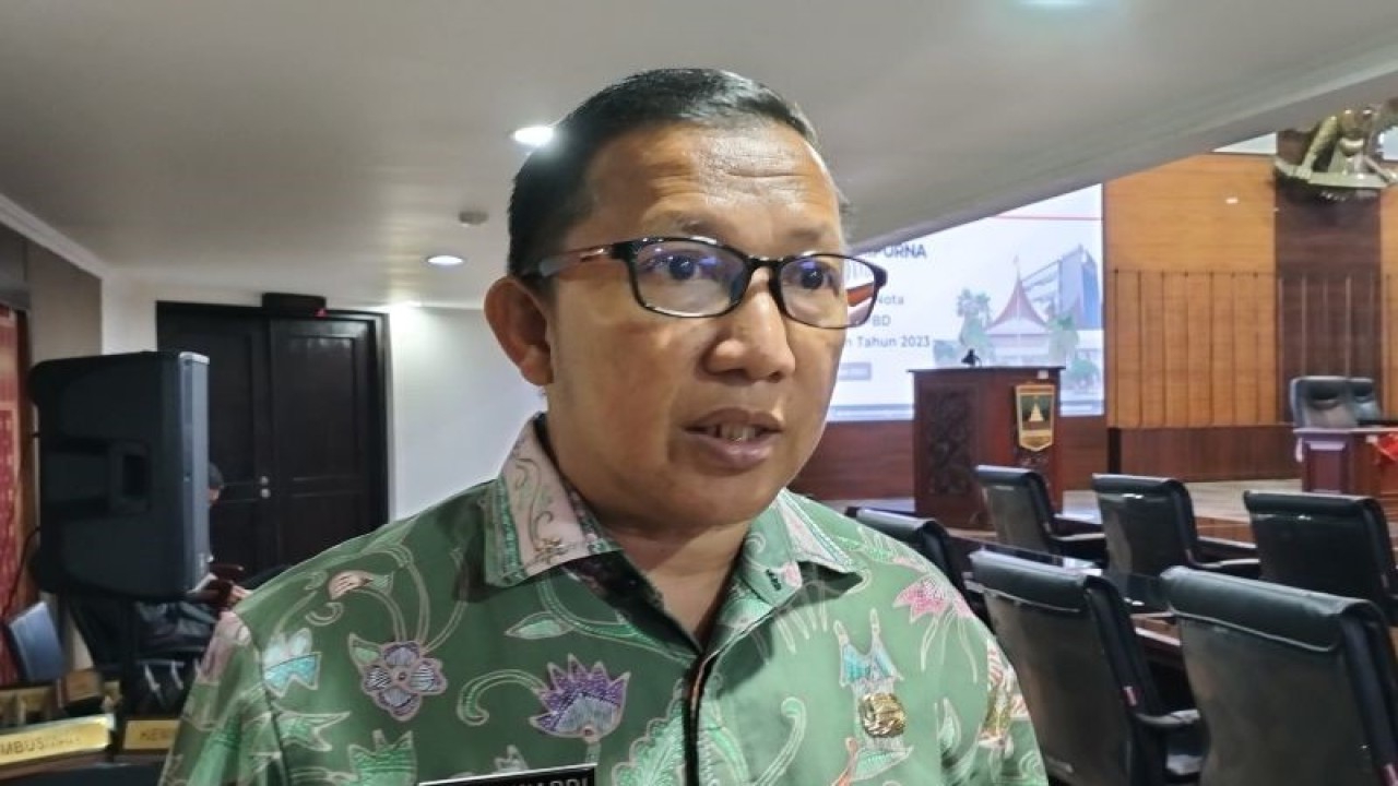 Kepala Dinas Kehutanan Sumbar Yozarwardi saat diwawancarai awak media massa di Padang, Kamis, (14/9/2023). ANTARA/Muhammad Zulfikar.