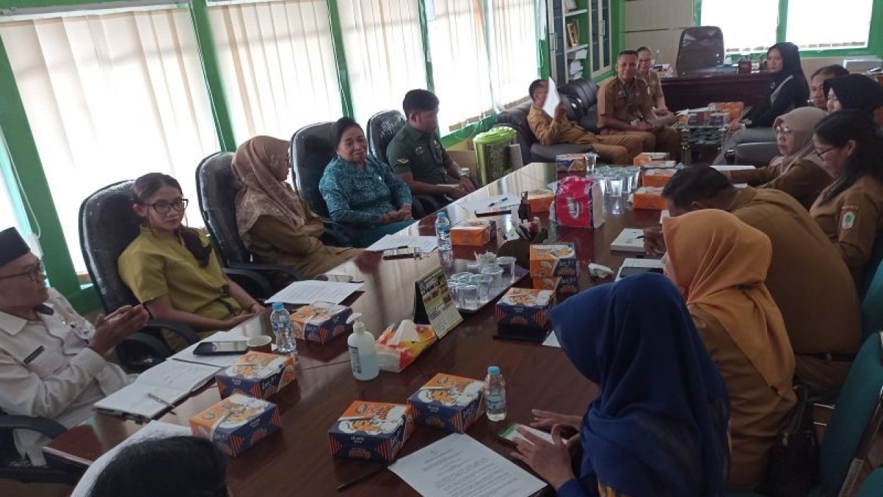 Rapat Koordinasi pencegahan radang otak di Aula Dinas Kesehatan, Pengendalian Penduduk dan Keluarga Berencana Kabupaten Kapuas Hulu, Kalimantan Barat, Selasa (12/9/2023). (ANTARA/Teofilusianto Timotius)