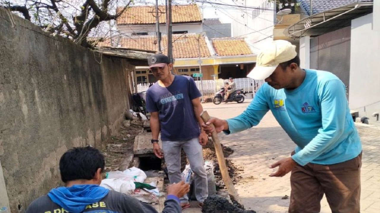 Kegiatan normalisasi yang dilaksanakan Dinas PUPR Kota Tangerang dibantu warga di wilayah Cimone, Karawaci sebagai antisipasi adanya sumbatan dan sebabkan banjir nantinya saat musim hujan. HO/Pemkot Tangerang