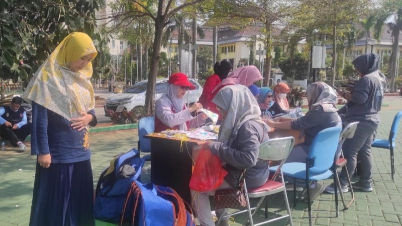 Kegiatan pengukuran tingkat kebugaran kesehatan pegawai Pemkab Bekasi di Lapangan Plasa, kompleks perkantoran pemerintah daerah, Desa Sukamahi, Kecamatan Cikarang Pusat, Kamis. (ANTARA/Pradita Kurniawan Syah).