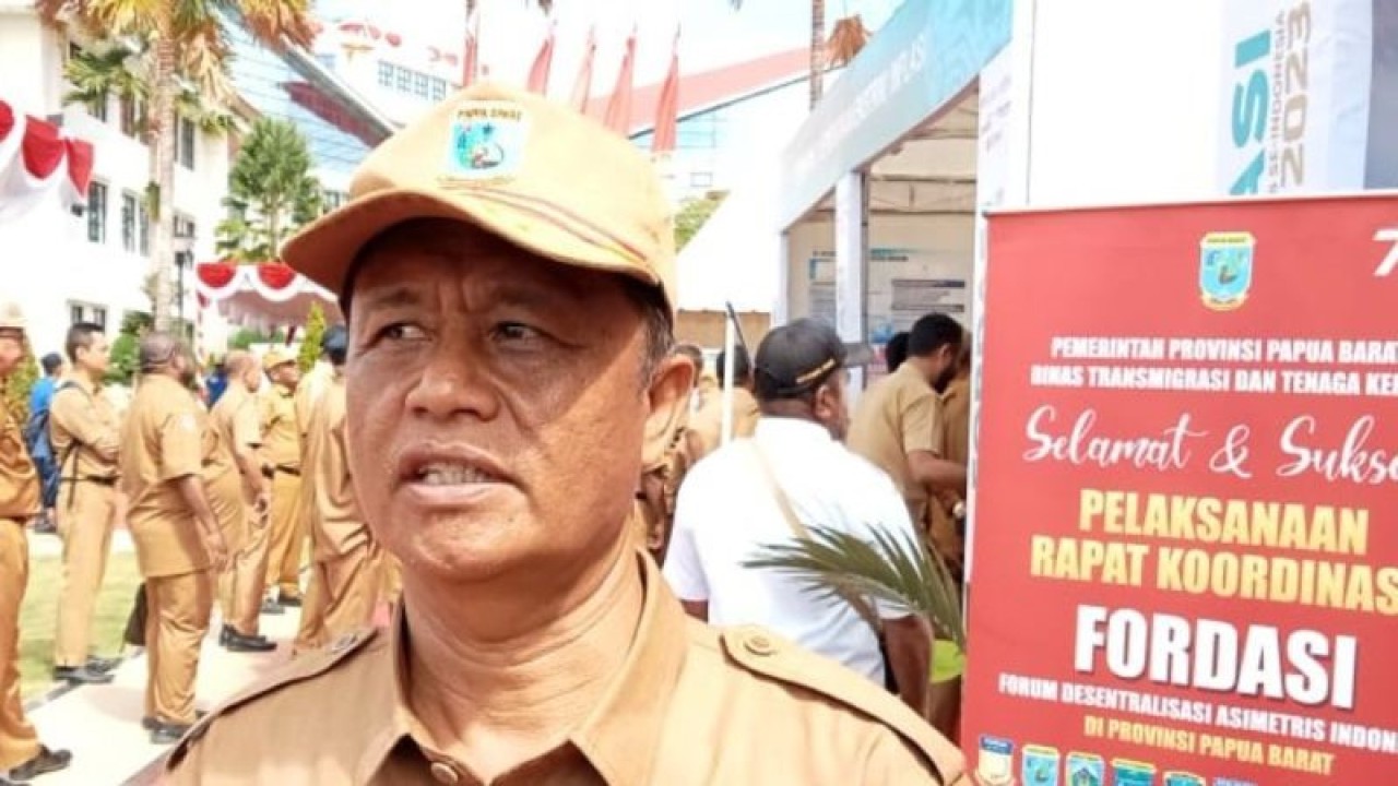 Kepala Dinkes Provinsi Papua Barat Otto Parorongan saat ditemui awak media pada pameran Fordasi 2023 di Manokwari, Senin. (ANTARA/Fransiskus Salu Weking)