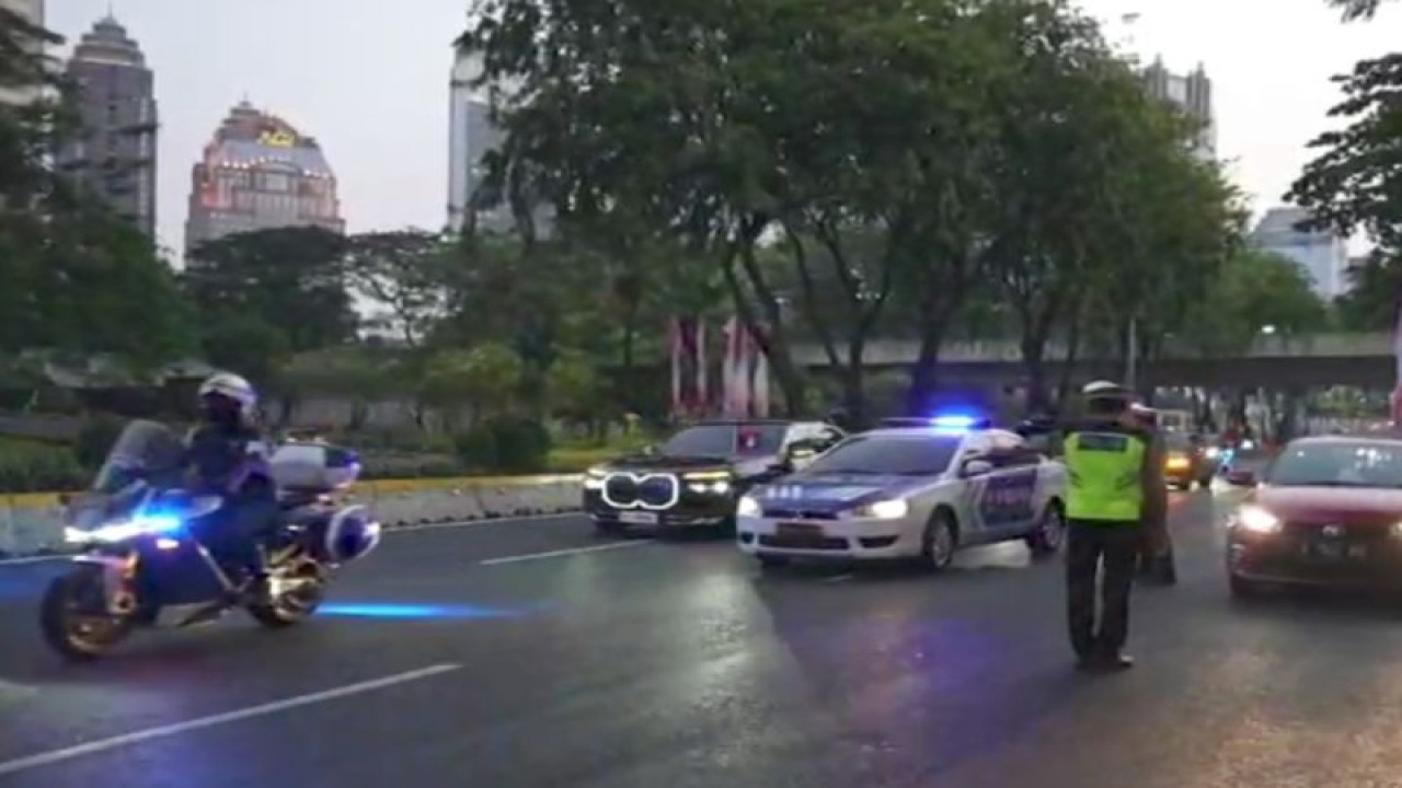 Tangkapan layar sebuah mobil Ditlantas Polda Metro Jaya menerobos iring-iringan delegasi KTT ASEAN di Jalan Jenderal Sudirman menuju ke M.H Thamrin, Kamis (7/9/2023). ANTARA/twitter/@MurtadhaOne1/Ilham Kausar