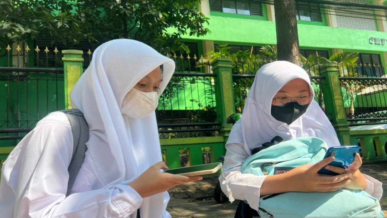 Pelajar menggunakan masker saat beraktivitas di salah satu sekolah di Jakarta, Senin (11/9/2023). ANTARA/Rara Candrika(Antara/Rara Candrika)