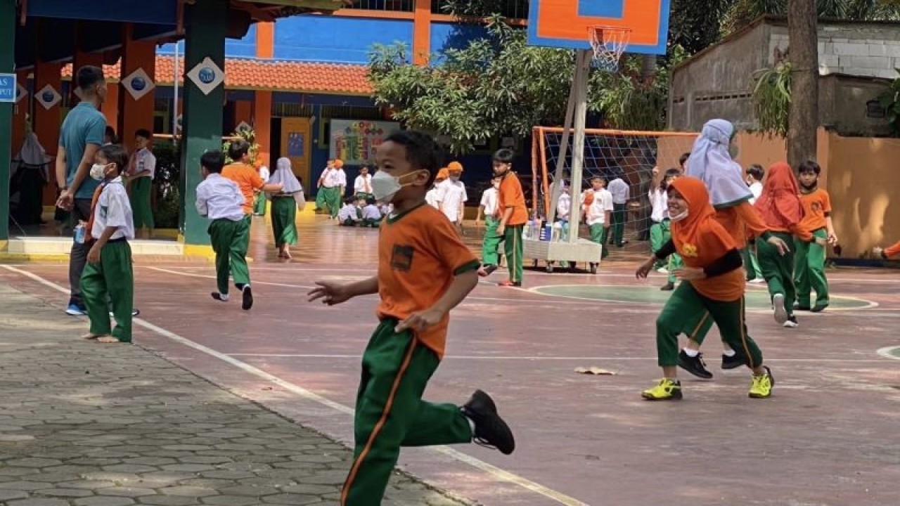 Para siswa di salah satu SD swasta di Jakarta Selatan, menggunakan masker sebagai bentuk proteksi diri dari berbagai macam penyakit. ANTARA/Hreeloita Dharma Shanti