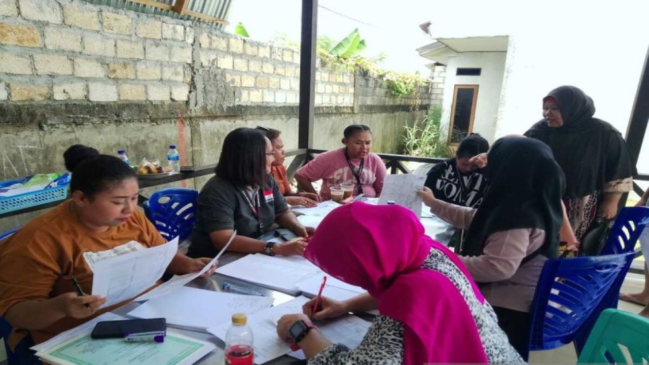 Petugas Disdukcapil sedang bekerja mendata sekaligus membuat dokumen kependudukan gratis di Balai FKPM, RT 004/RW 008 BTN Anugerah Regency, Kampung Doyo Baru, Distrik Waibu daerah setempat. (ANTARA/HO-Humas Pemkab Jayapura)