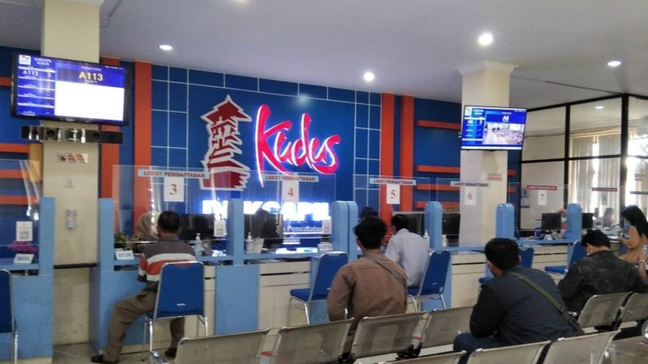 Suasana layanan di kantor Dinas Kependudukan dan Pencatatan Sipil (Disdukcapil) Kabupaten Kudus, Jawa Tengah. ANTARA/Akhmad Nazaruddin Lathif