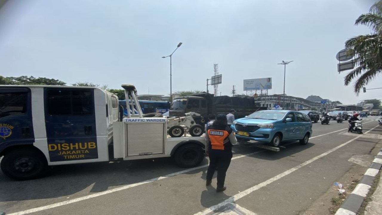 Petugas Dinas Perhubungan (Dishub) Jakarta Timur melakukan penderekan terhadap pelanggar parkir sembarangan di Jakarta, Jumat (8/9/2023). ANTARA/Arif Prada