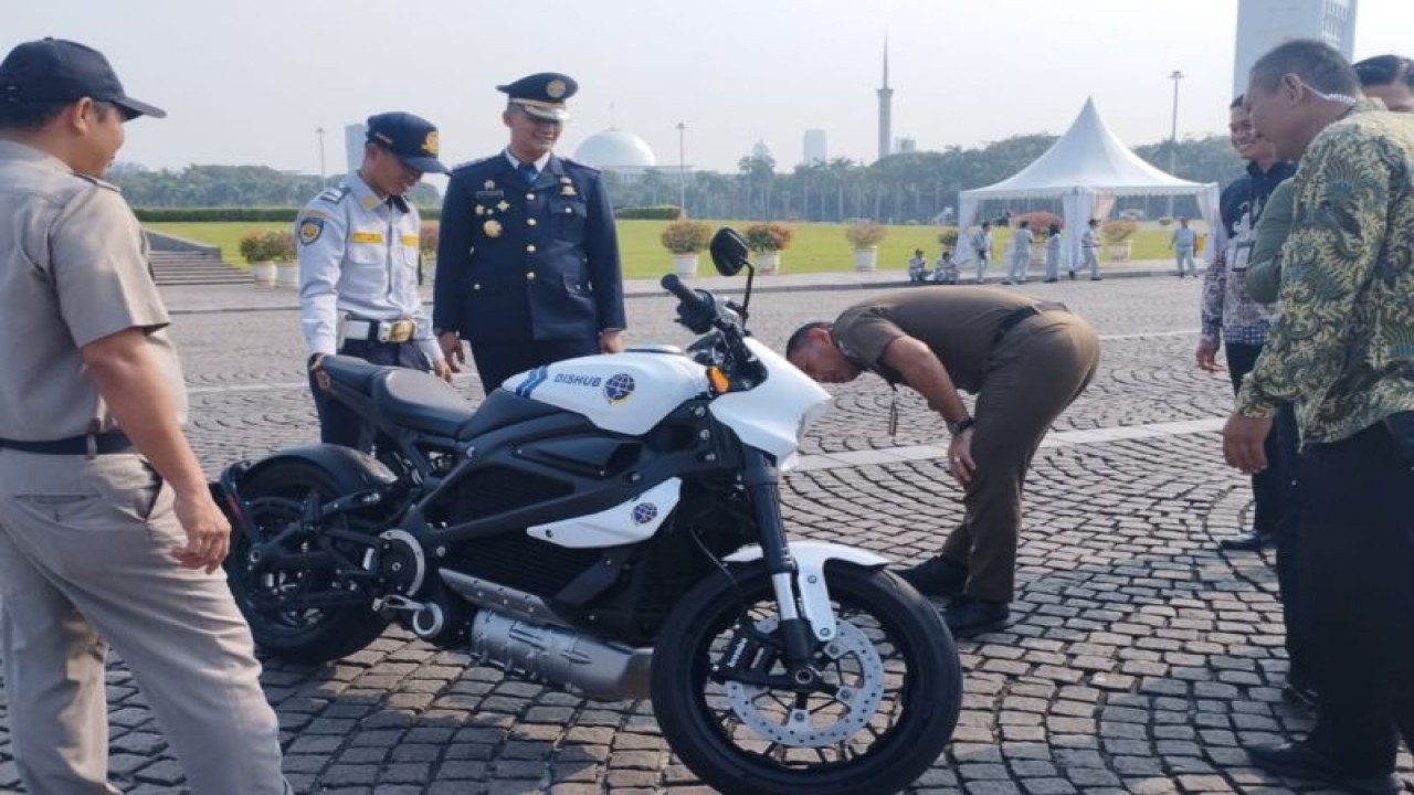 Motor gede bertenaga listrik Dinas Perhubungan (Dishub) DKI Jakarta untuk kegiatan patroli dan pengawalan (patwal) di Silang Monas, Jakarta Pusat, Senin (18/9/2023). (ANTARA/Siti Nurhaliza)