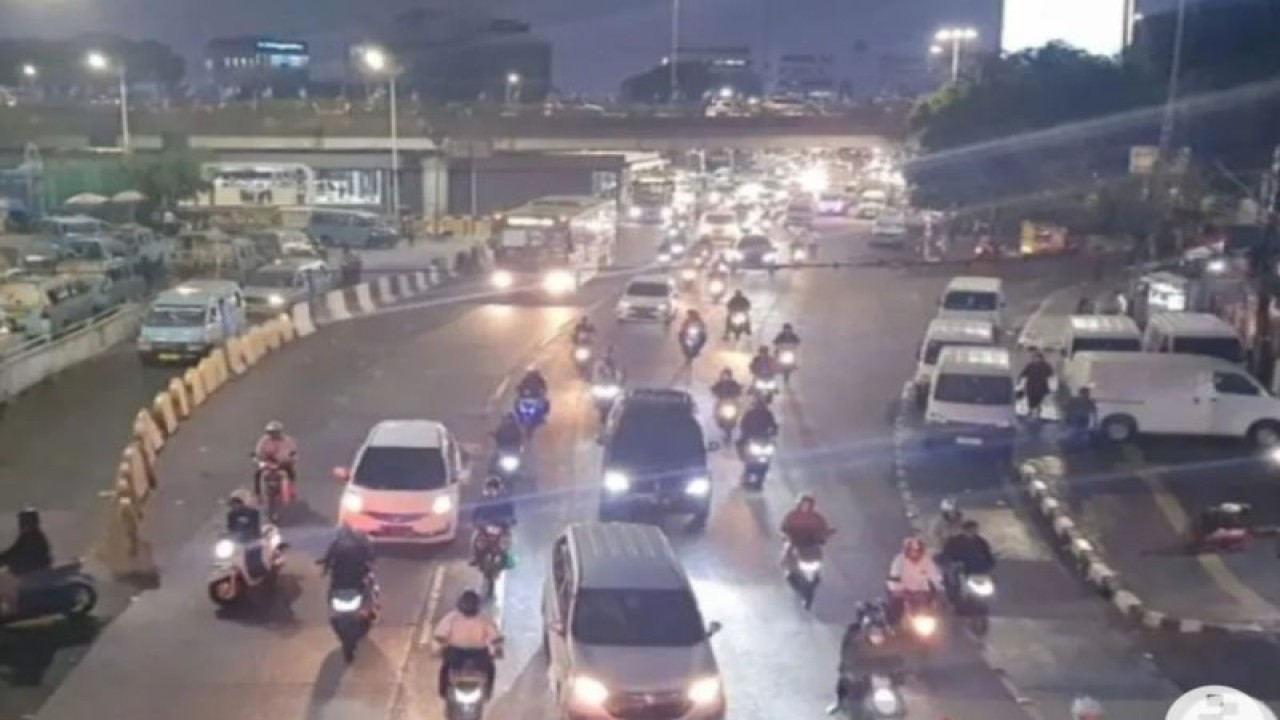 Situasi lalu lintas terpantau ramai lancar di Jalan Otto Iskandar Dinata, Jakarta Timur, Senin (21/8/2023) pada hari pertama penerapan bekerja dari rumah (working from home/WFH) bagi Aparatur Sipil Negara di lingkungan Pemprov DKI Jakarta. ANTARA/Syaiful Hakim