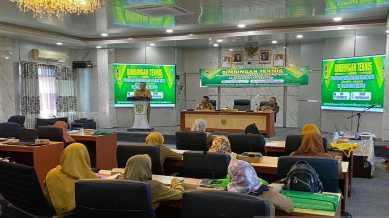 Dispersip Kalsel saat melaksanakan Bimtek pendataan perpustakaan di Kabupaten Balangan, Senin (25/9/2023). ANTARA/ragil darmawan