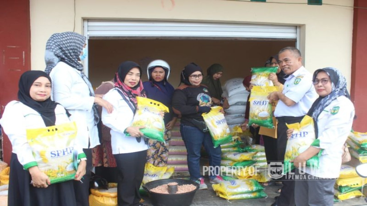 Distapan Luwu, Sulawesi Selatan, pantau penyaluran dan penjualan beras Stabilisasi Pasokan dan Harga Pangan (SPHP) di Pasar Suli, Rabu,(13/9/2023).ANTARA/HO-Media Pemkab Luwu