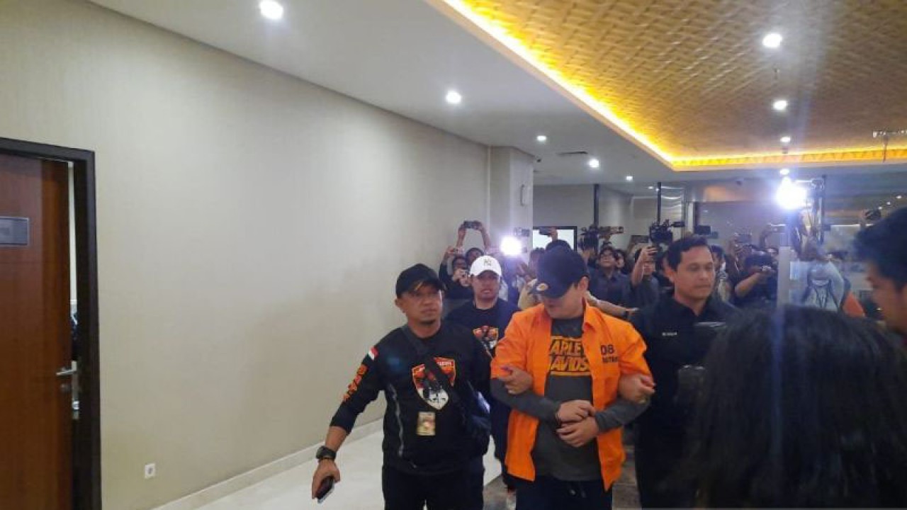 Dito Mahendra tiba di Bareskrim Polri setelah ditangkap di kawasan Badung, Bali, Jumat (8/9/2023). (ANTARA/Laily Rahmawaty)