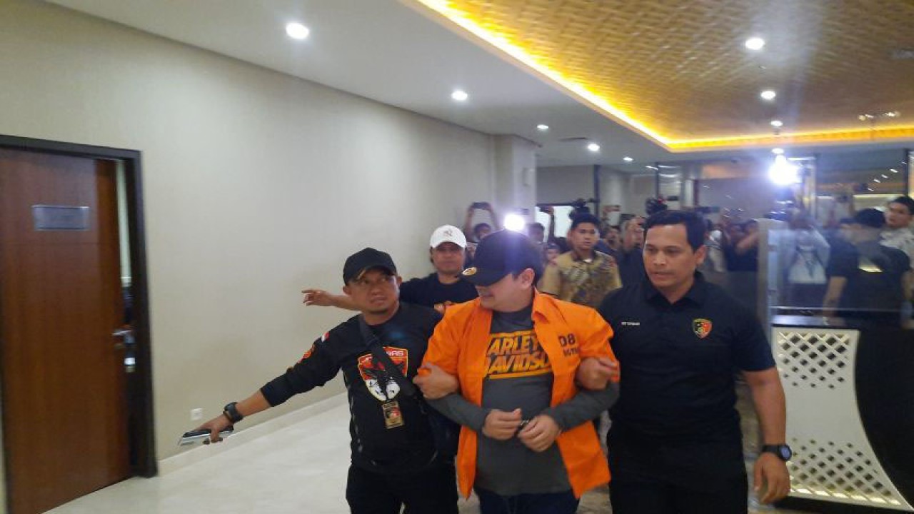 Dito Mahendra, tersangka kasus kepemilikan senjata api ilegal ditangkap penyidik Dittipidum Bareskrim Polri, dibawa ke Mabes Polri, Jakarta, Jumat (8/9/2023). ANTARA/Laily Rahmawaty.