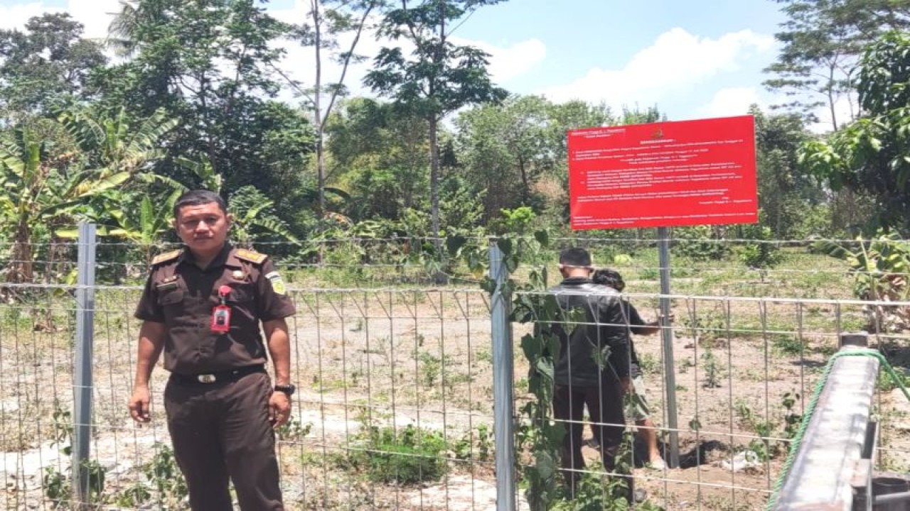 Kejati DIY memasang plakat penyitaan pada dua bidang tanah milik mantan Kadispertaru DIY Krido Suprayitno di Sleman pada Rabu (27/9/2023) (ANTARA/HO-Kejati DIY)