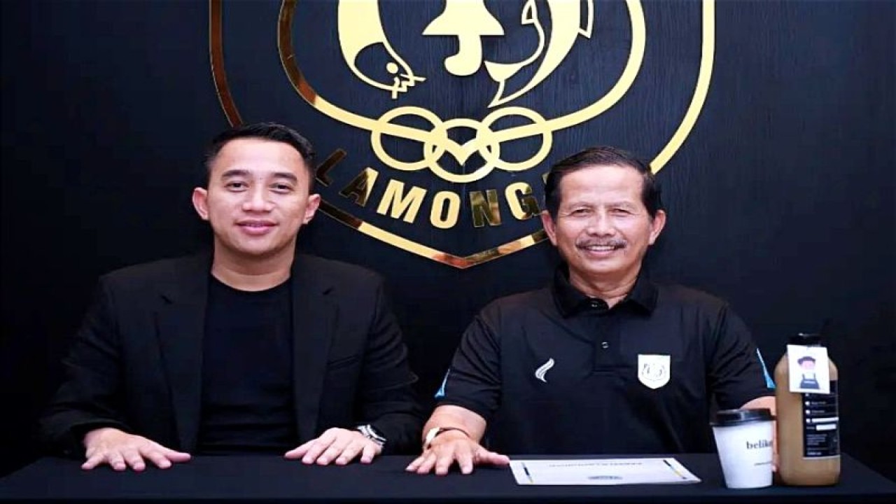 Manajer Persela Lamongan Fariz Julinar Maurisal (kiri) bersama Pelatih Djadjang Nurdjaman (kanan) usai penandatanganan kontrak, di Lamongan. (ANTARA/tangkapan layar Instagram @perselafc)