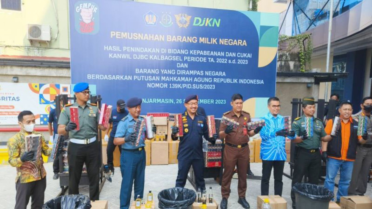 Kepala Bidang Penindakan dan Penyidikan Kanwil DJBC Kalbagsel Khoirul Hadziq bersama unsur penegak hukum lainnya memimpin pemusnahan barang bukti hasil penindakan barang kena cukai di Banjarmasin, Selasa (26/9/2023). (ANTARA/Firman)